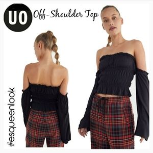 💥Urban Outfitter Off- Shoulder Black Top